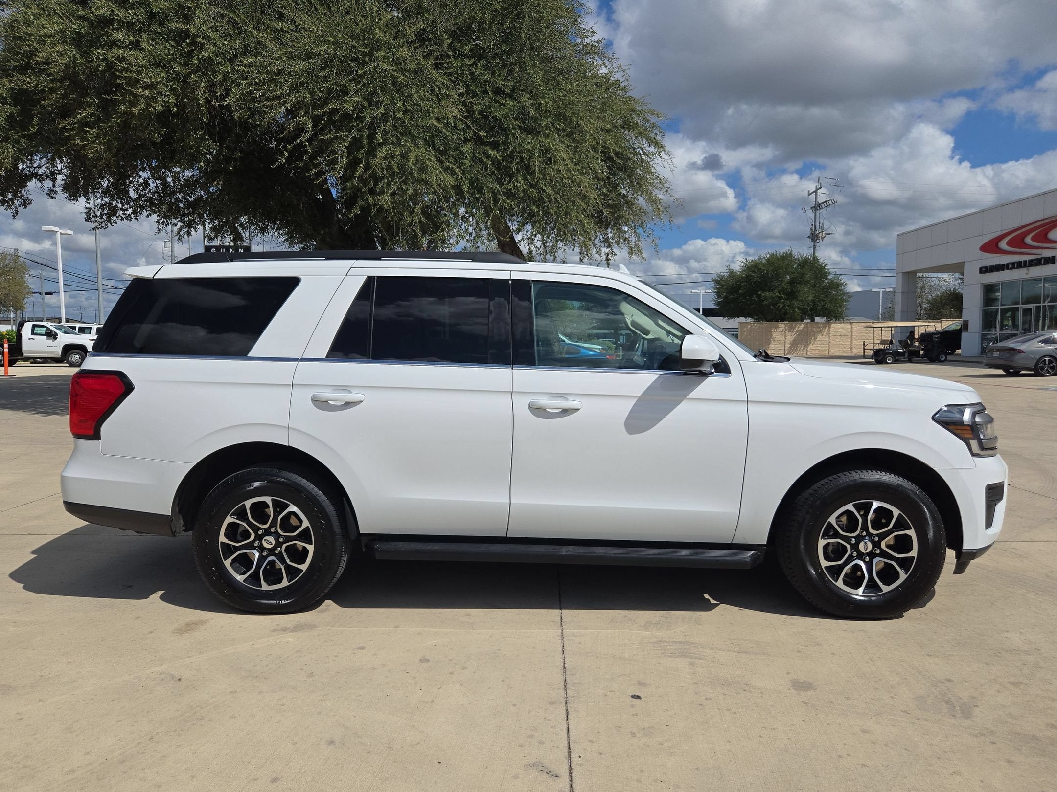 2024 Ford EXPEDITION XLT