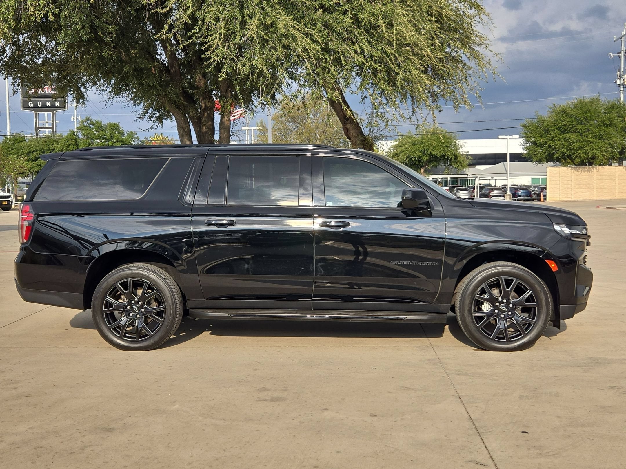 2023 Chevrolet SUBURBAN RST