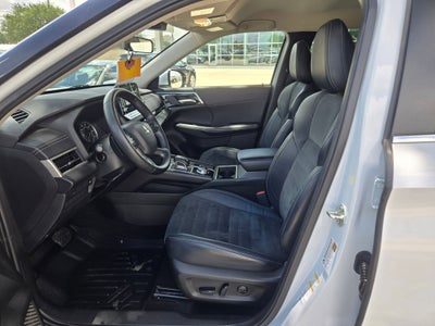 2023 Mitsubishi Outlander SE