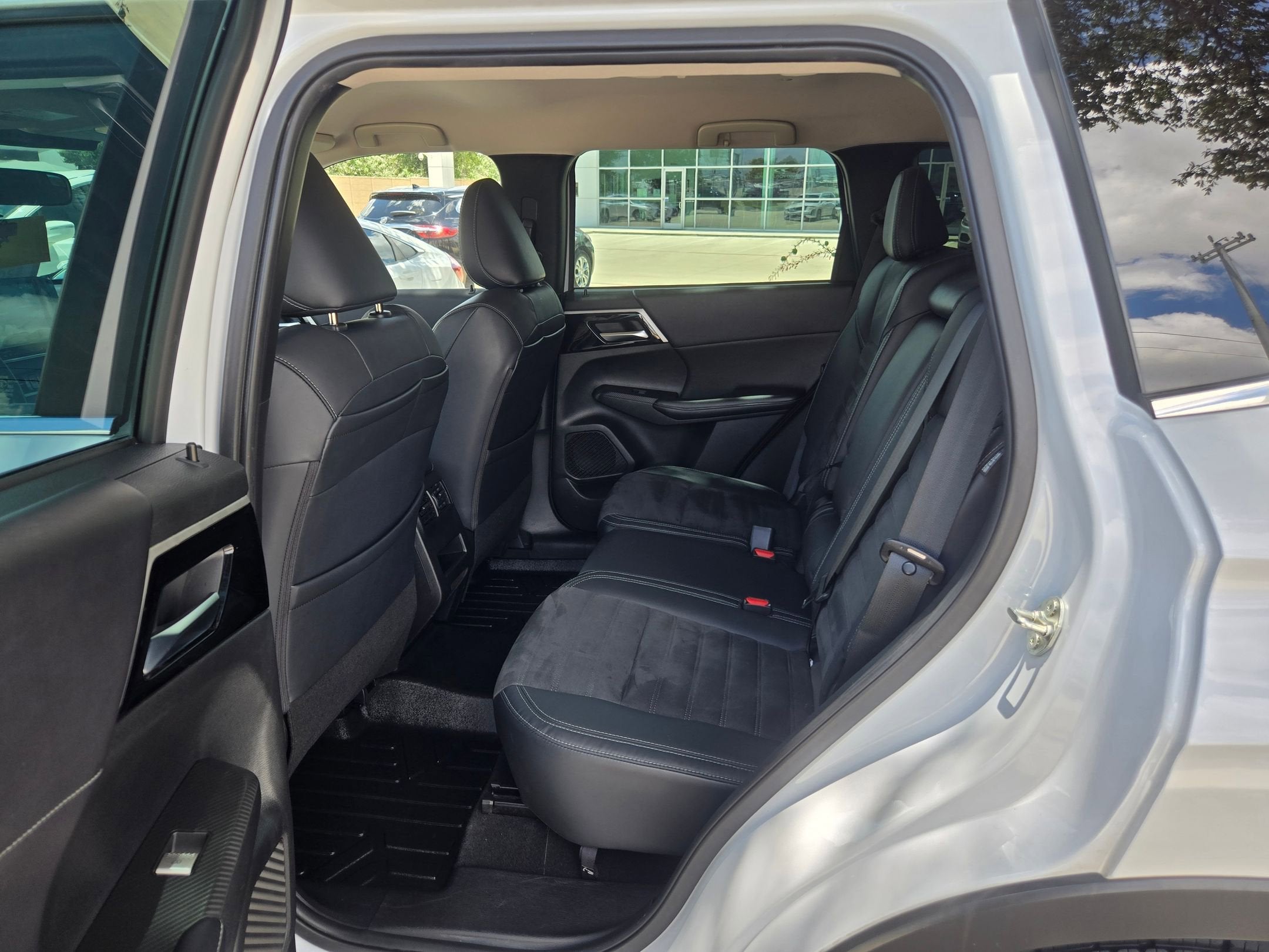 2023 Mitsubishi Outlander SE