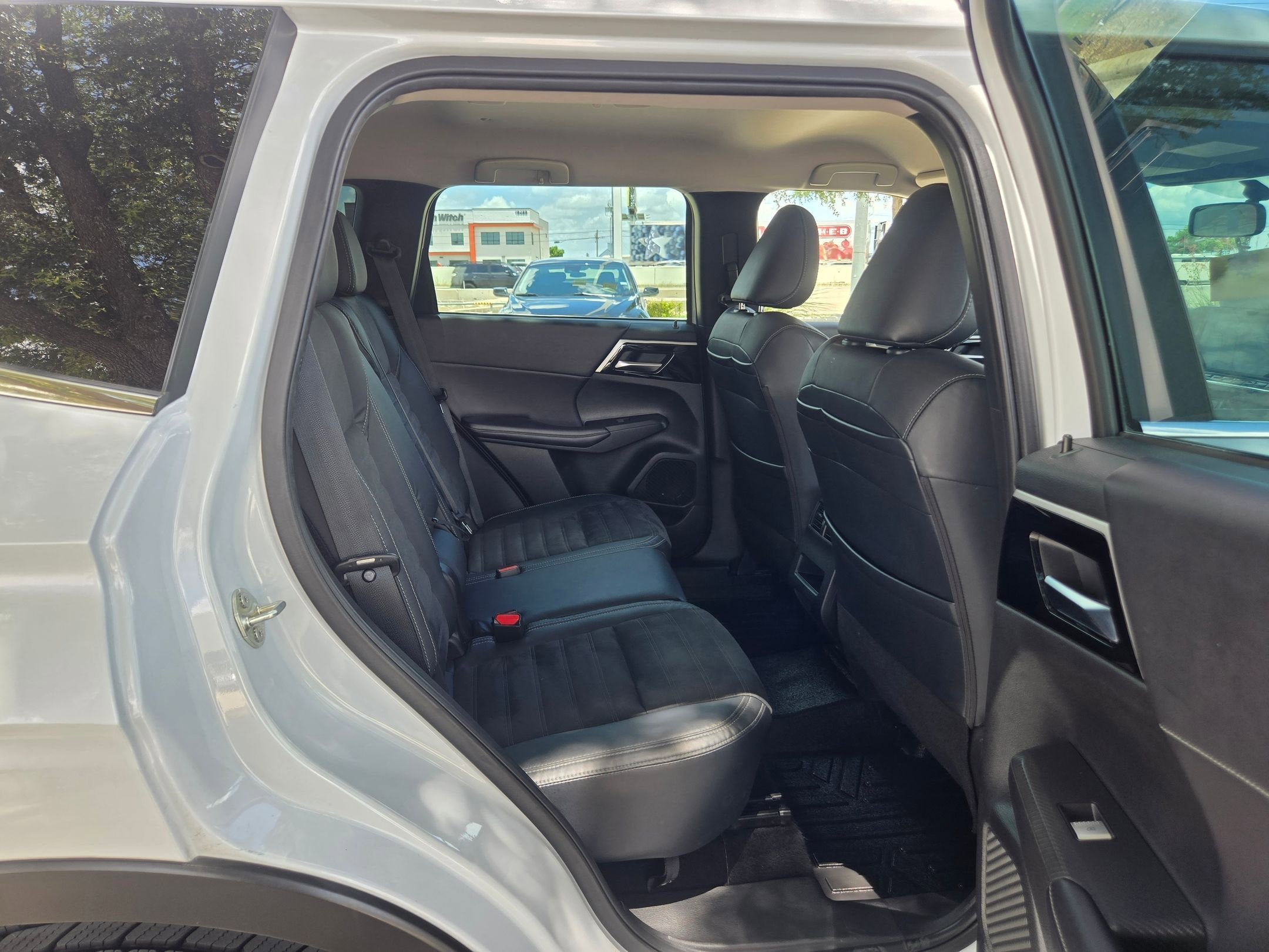 2023 Mitsubishi Outlander SE