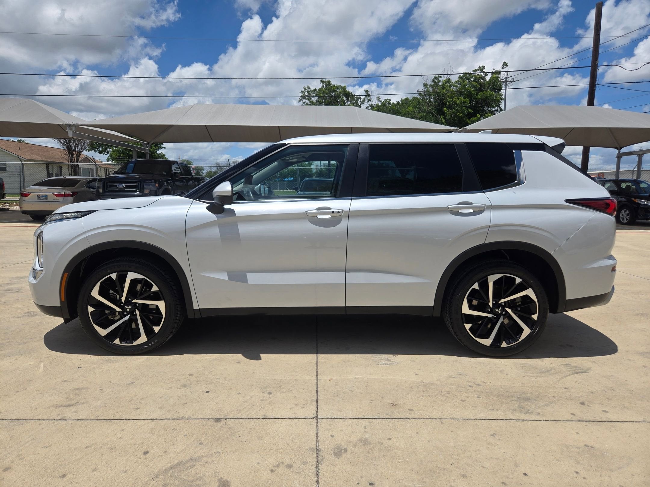 2023 Mitsubishi Outlander SE
