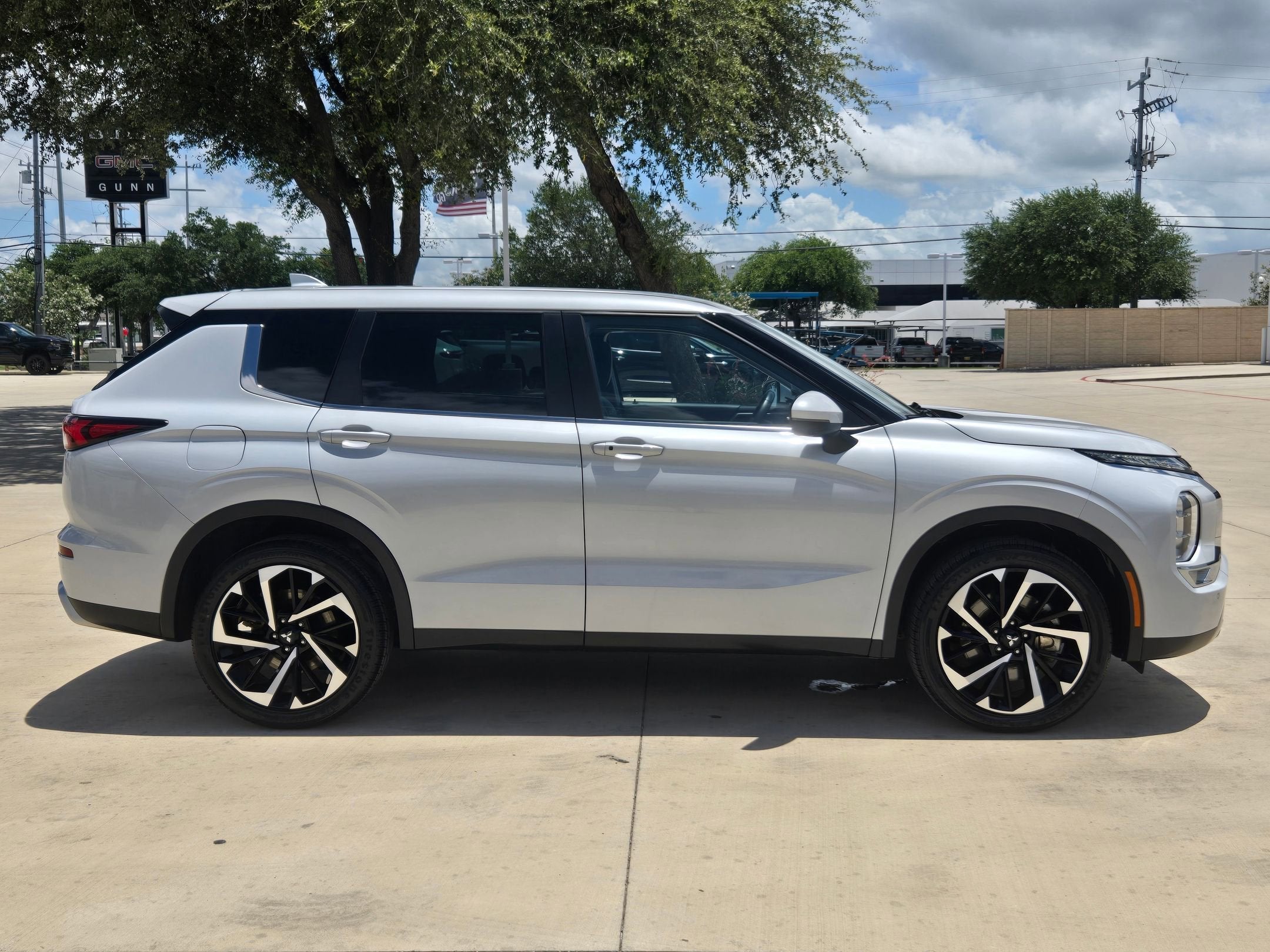 2023 Mitsubishi Outlander SE