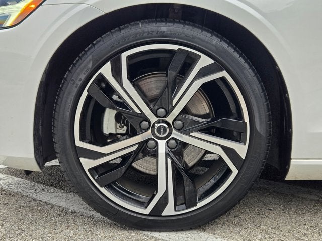 2024 Volvo S60 Core Dark Theme