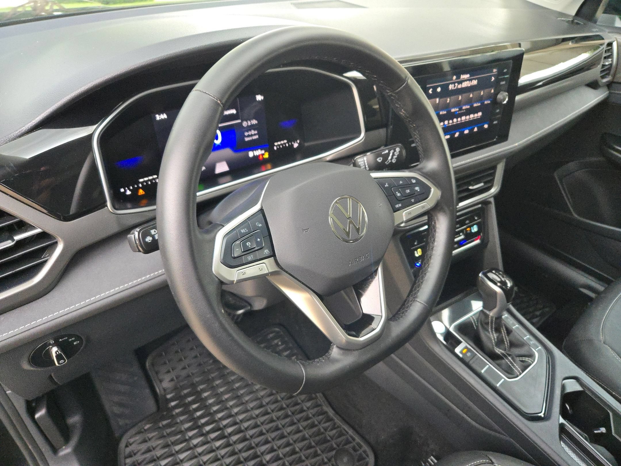 2025 Volkswagen Taos SE Black