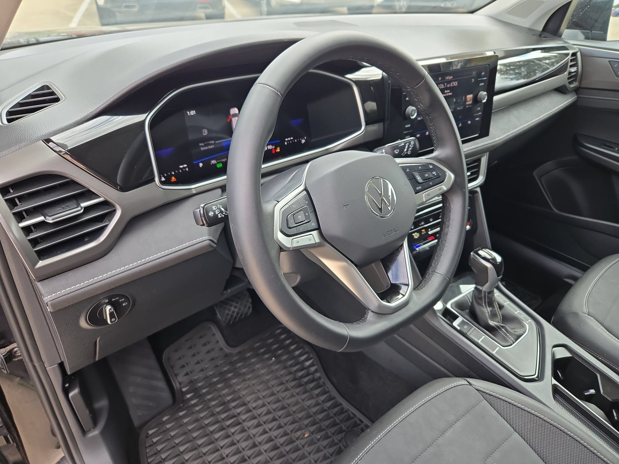 2025 Volkswagen Taos SE Black