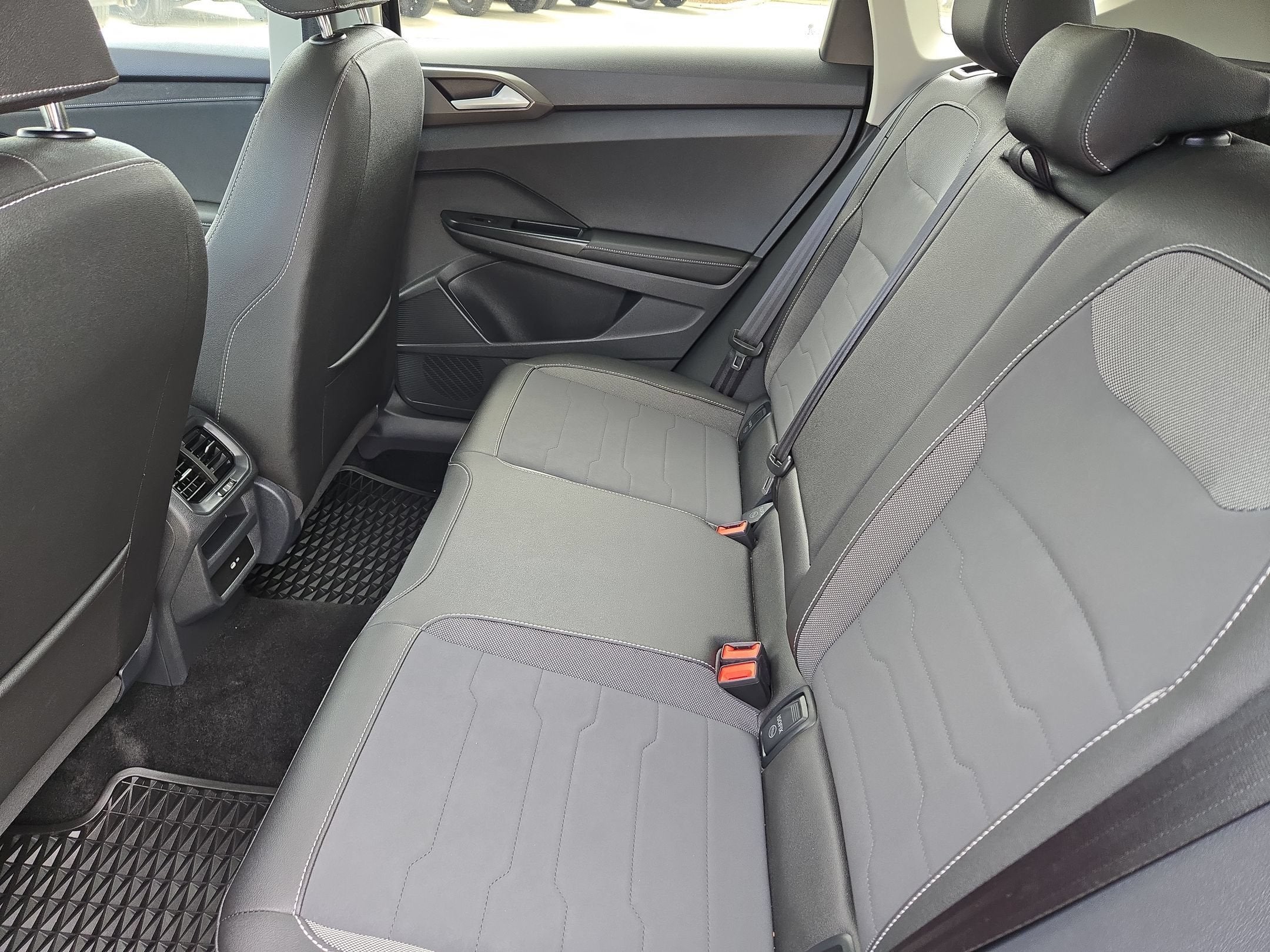 2025 Volkswagen Taos SE Black