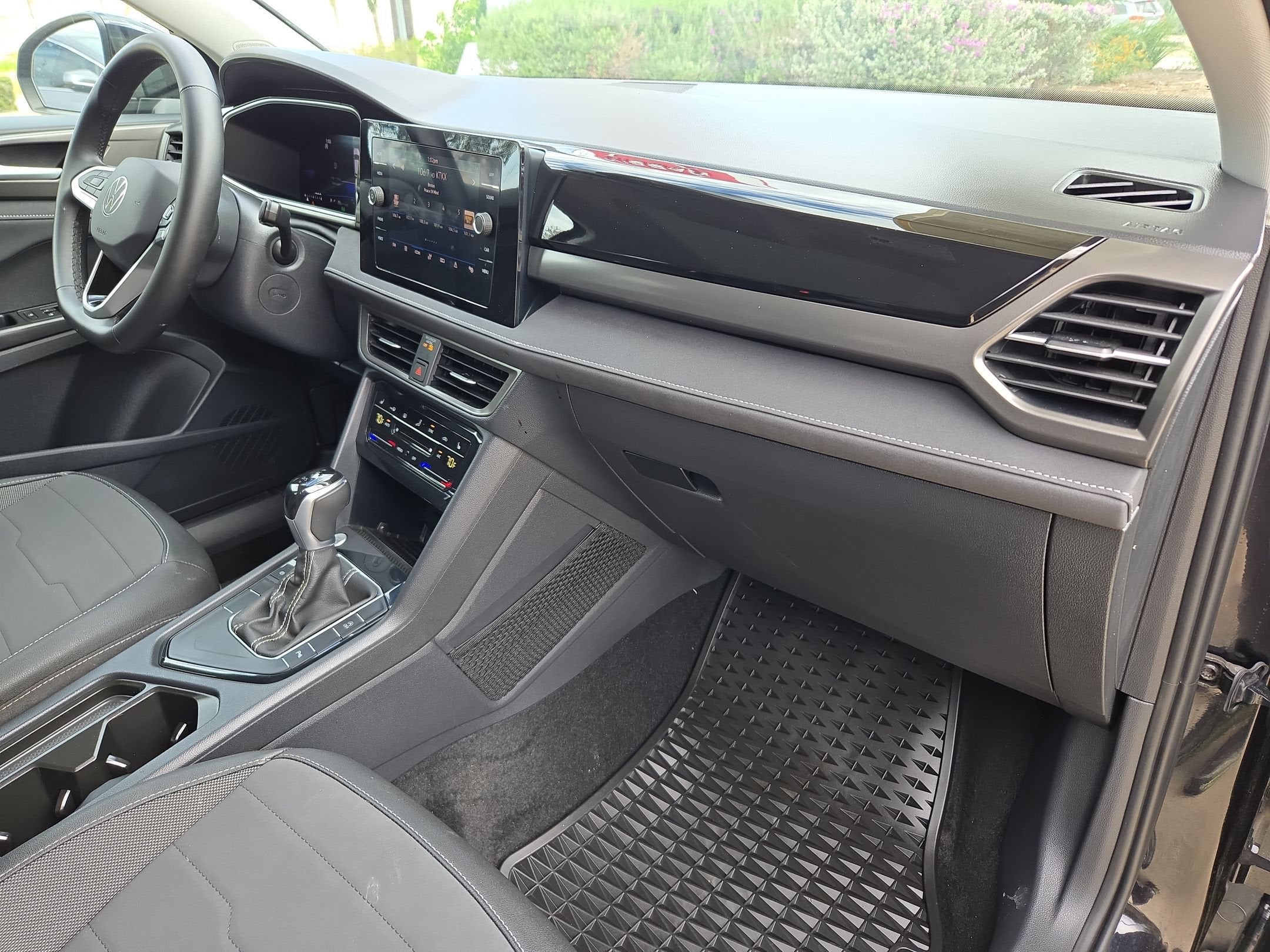 2025 Volkswagen Taos SE Black