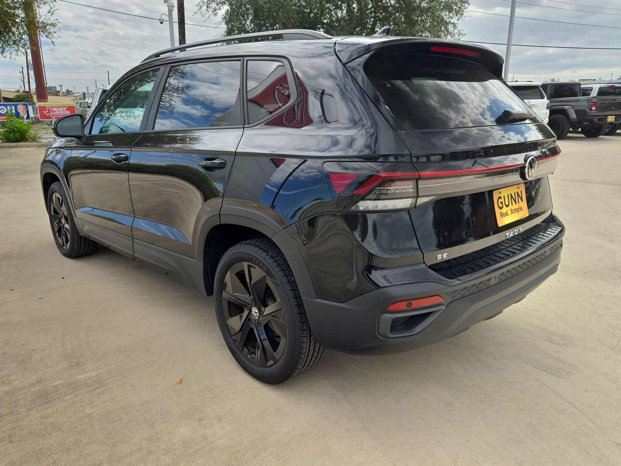 2025 Volkswagen Taos SE Black