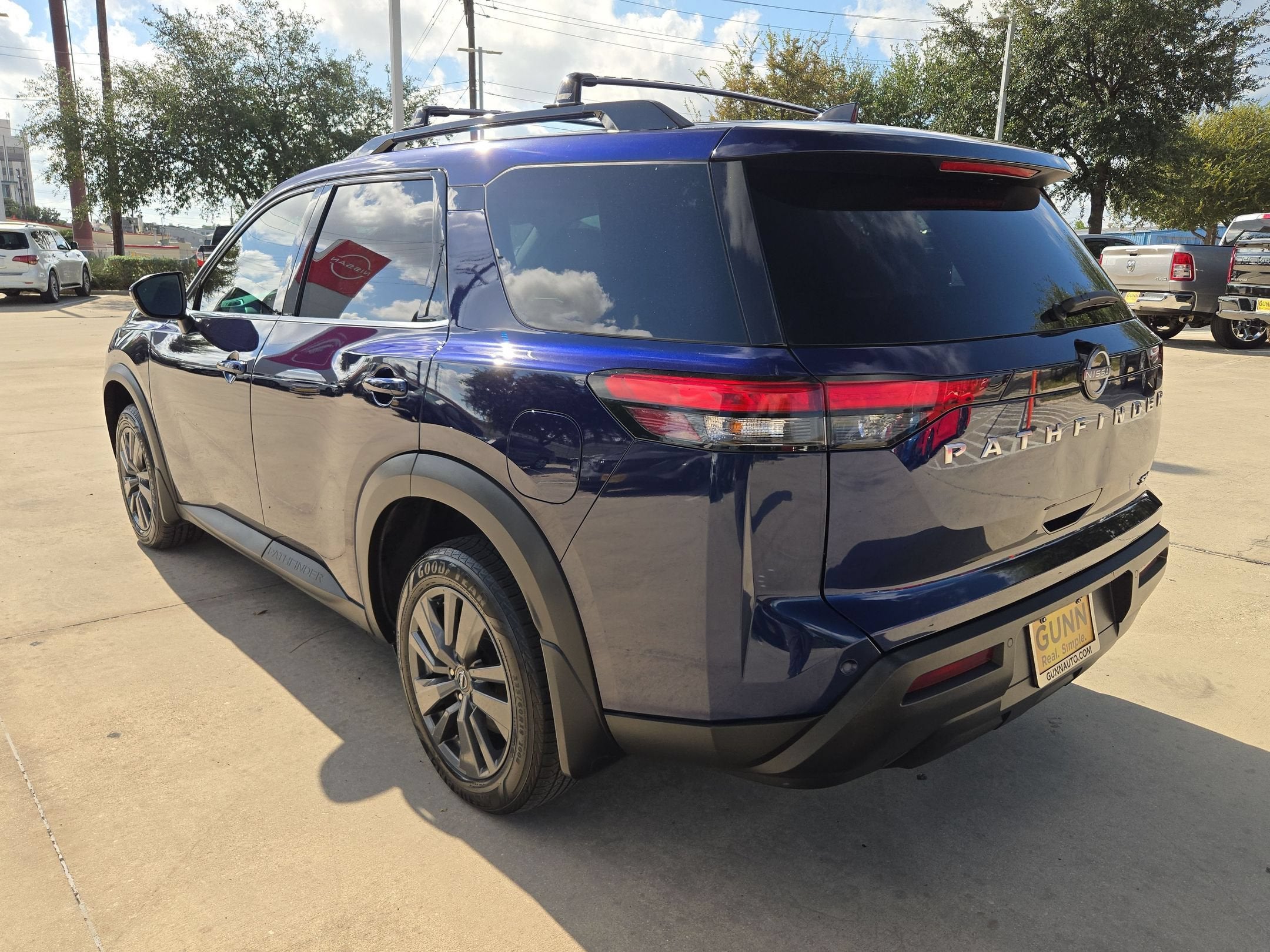 2022 Nissan Pathfinder SV