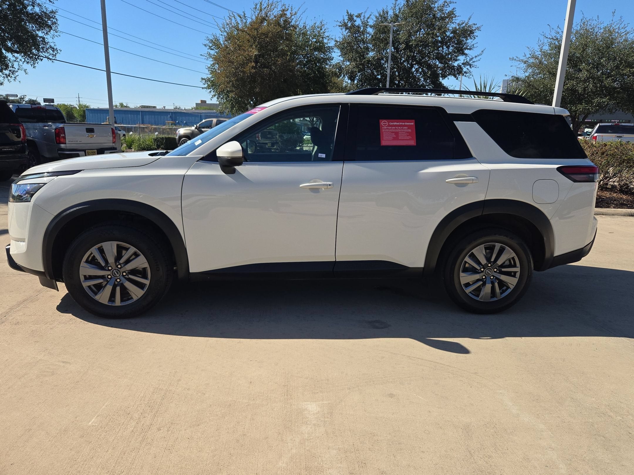 2025 Nissan Pathfinder SV