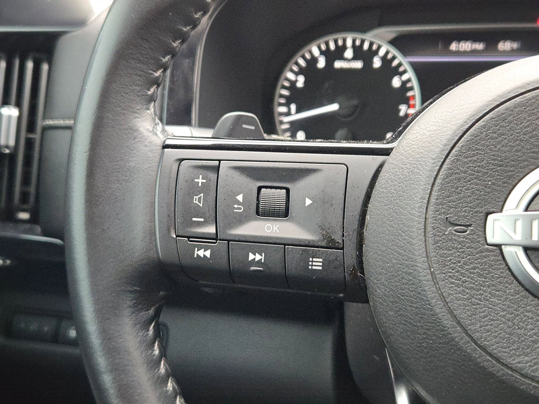 2023 Nissan Pathfinder SV