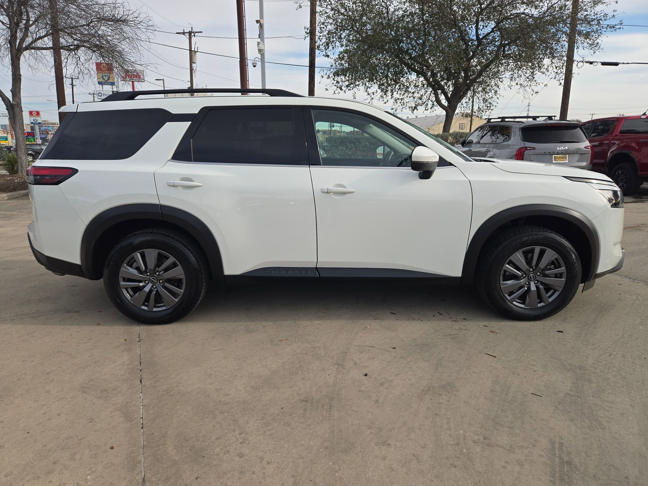 2025 Nissan Pathfinder SV