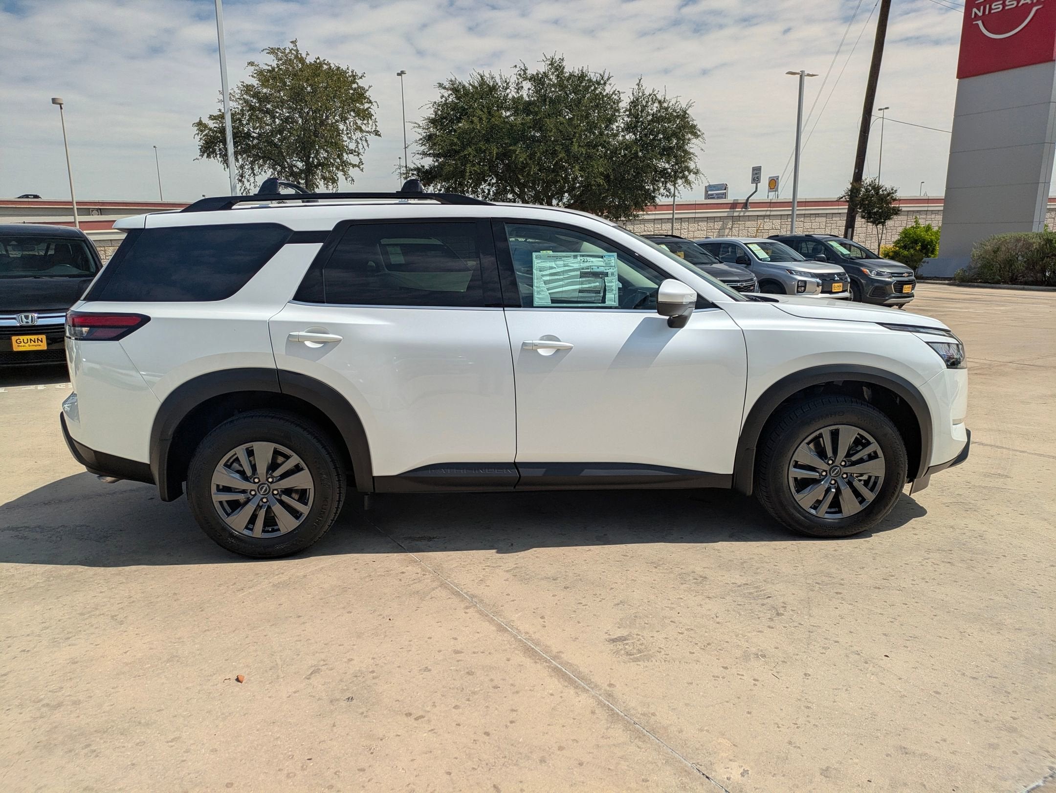 2025 Nissan Pathfinder SV