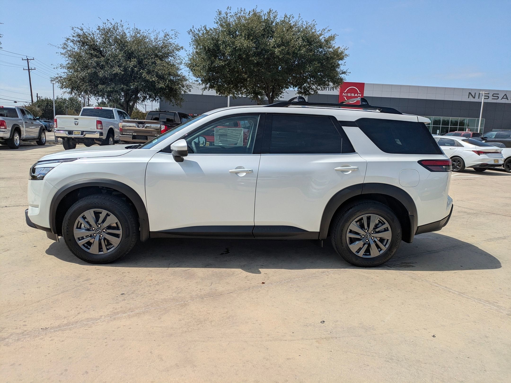 2025 Nissan Pathfinder SV