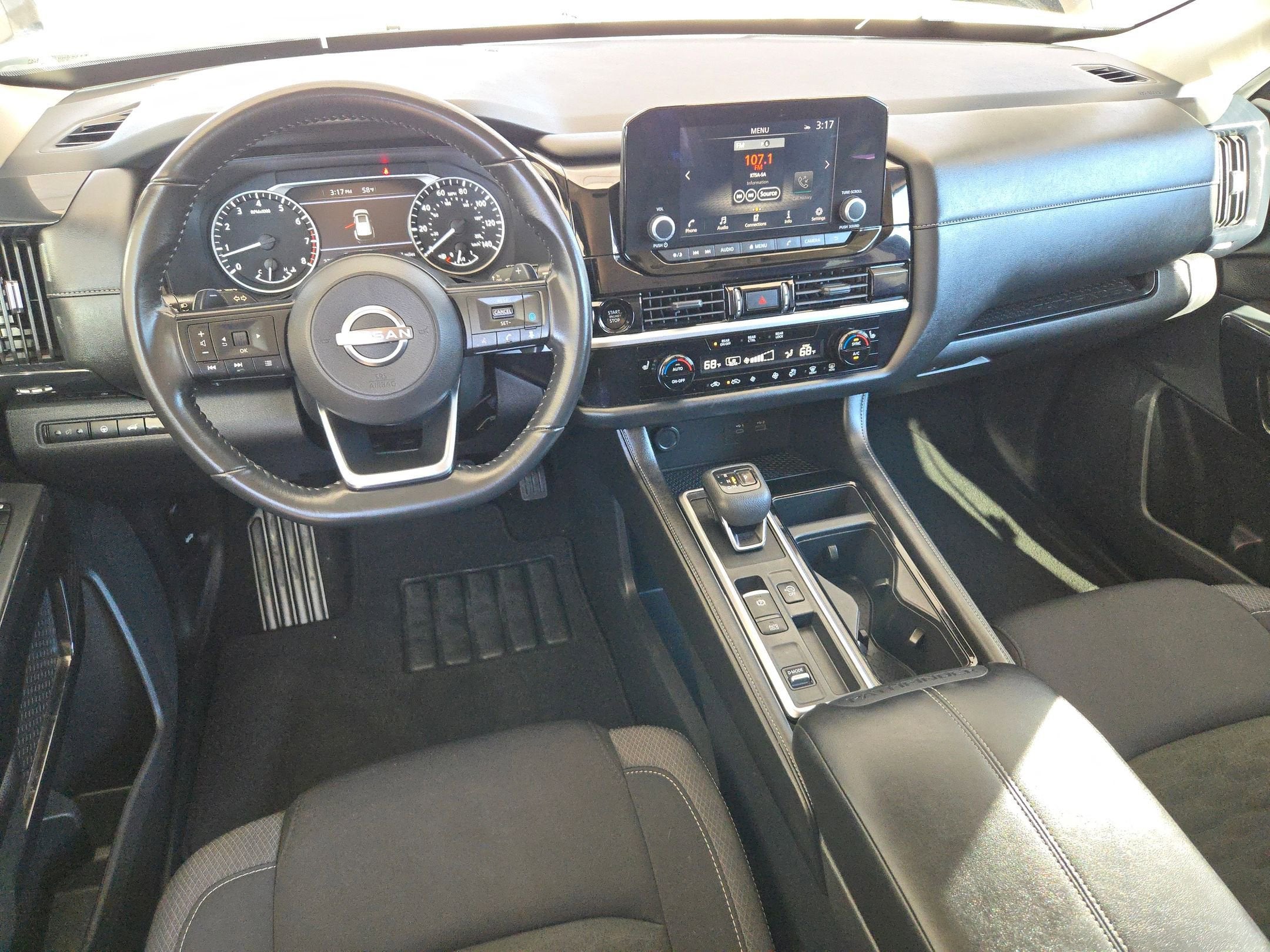 2025 Nissan Pathfinder SV