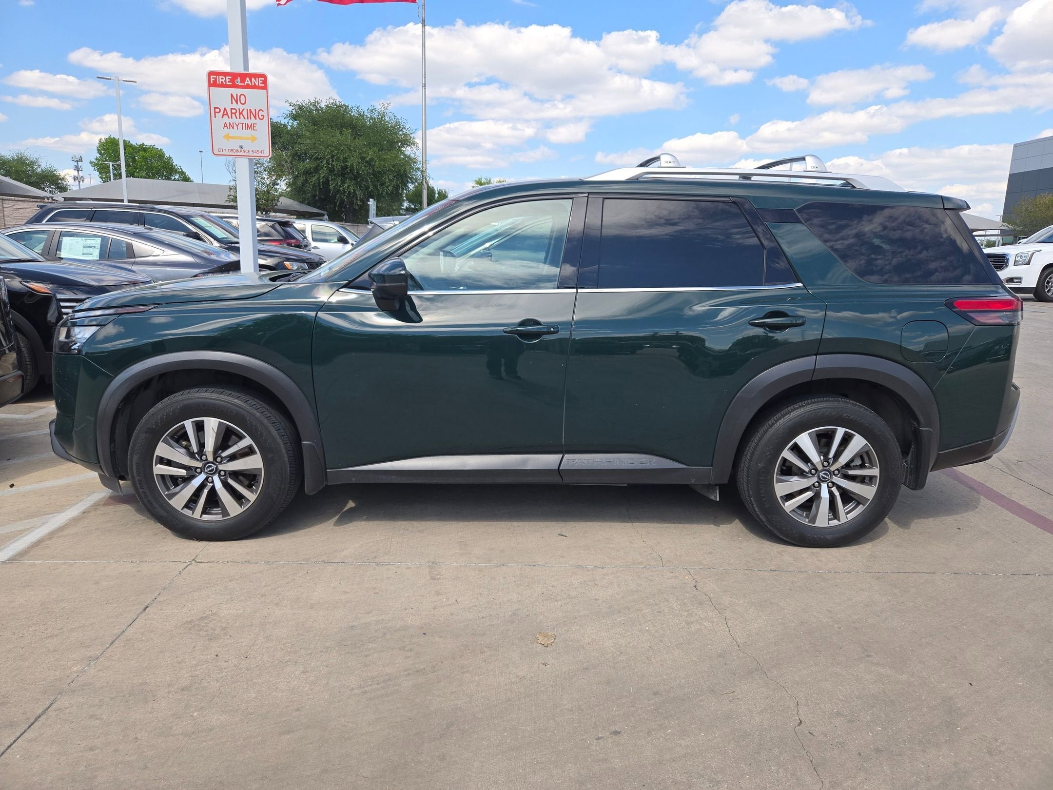 2023 Nissan Pathfinder SL