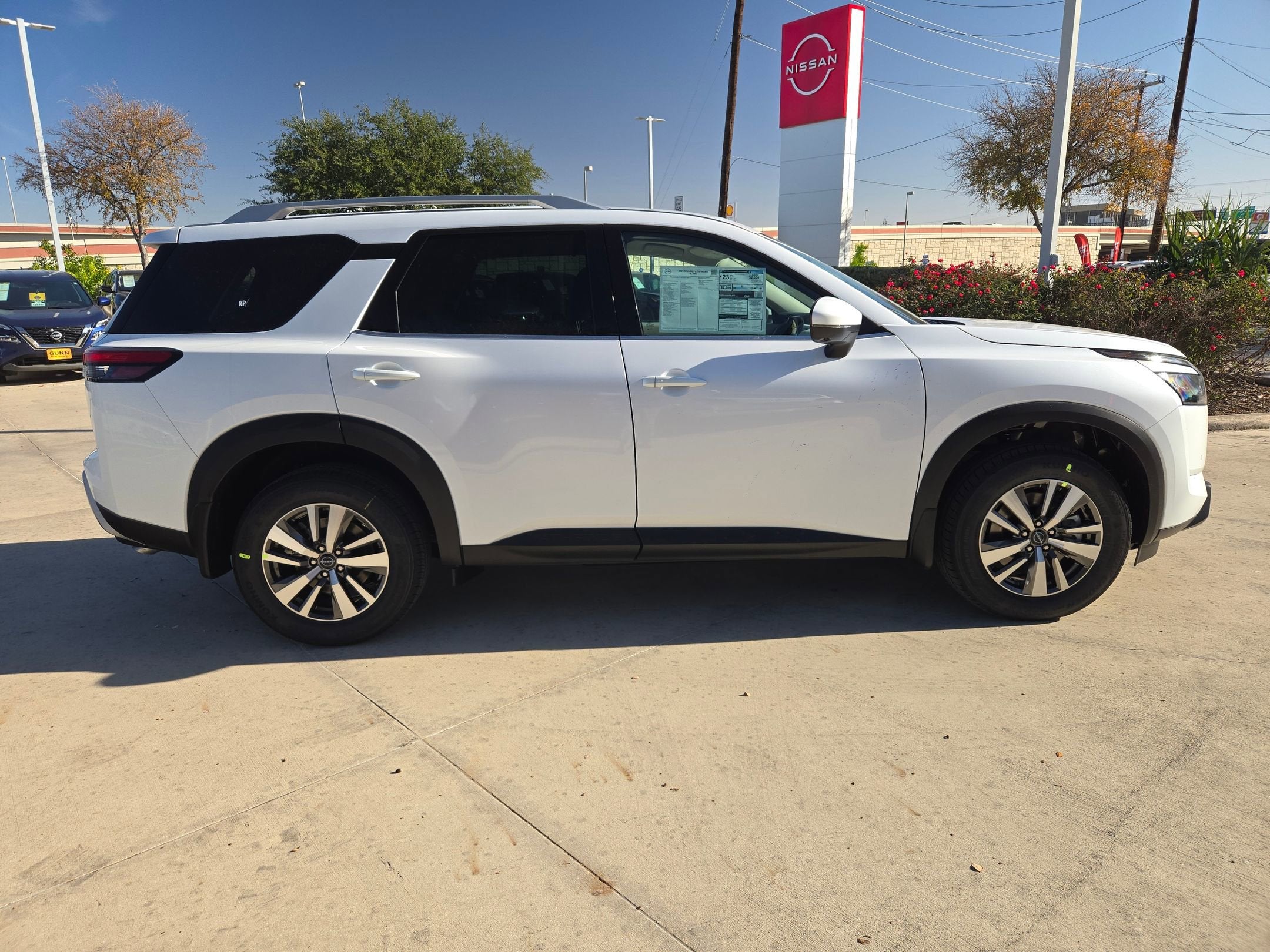 2025 Nissan Pathfinder SL