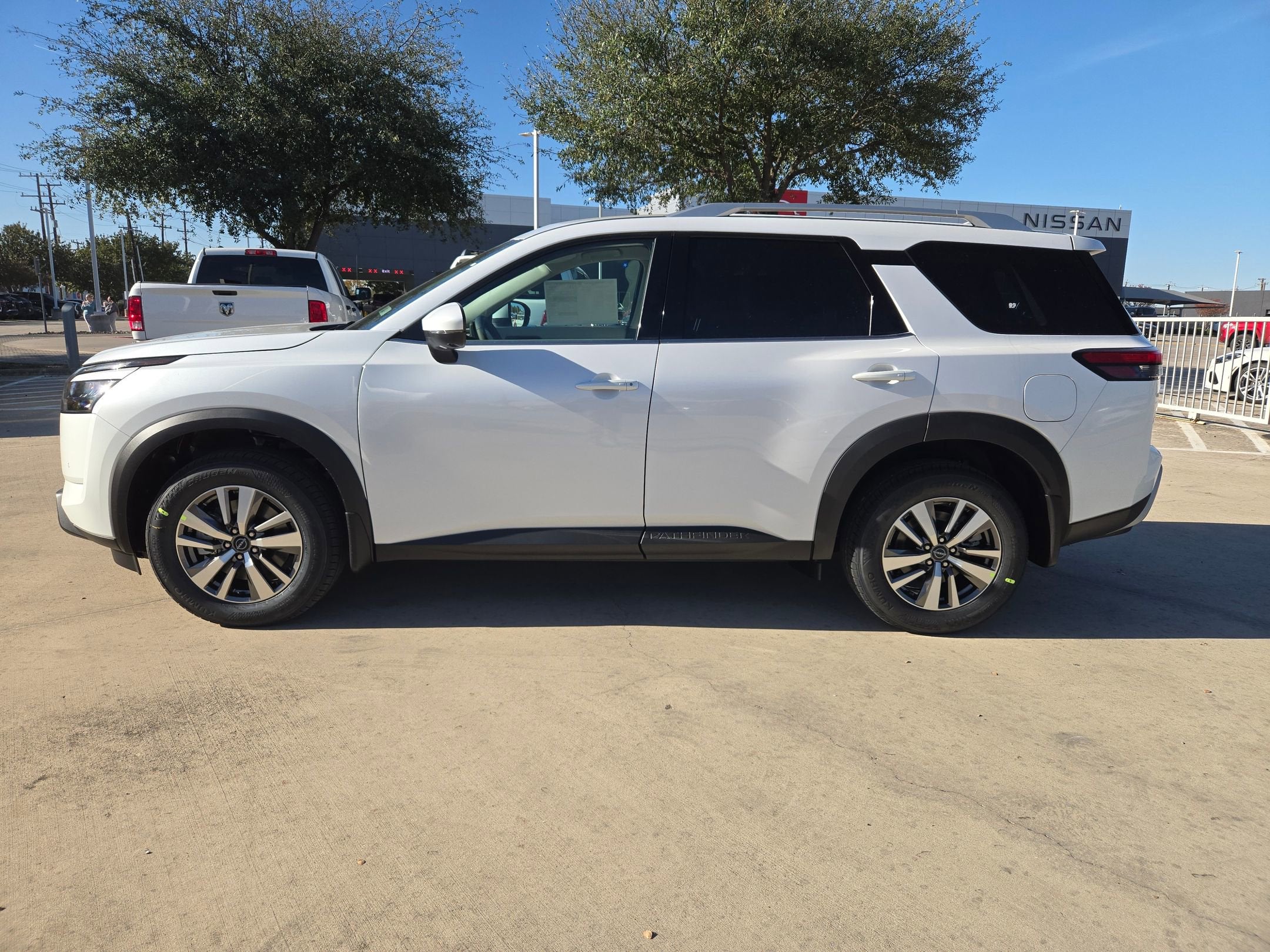 2025 Nissan Pathfinder SL