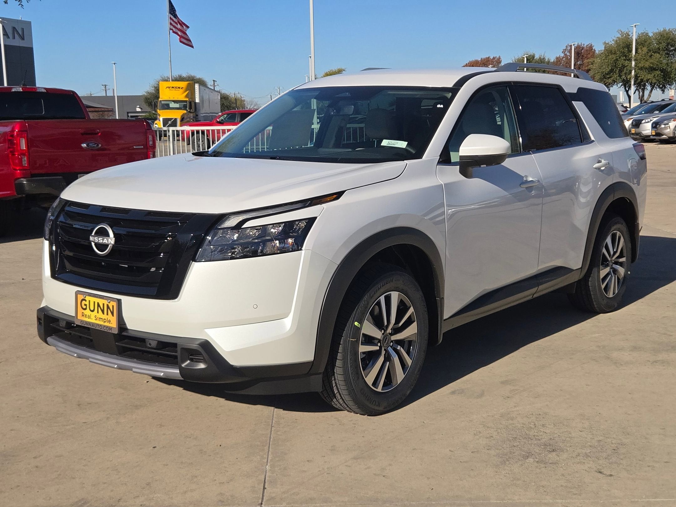 2025 Nissan Pathfinder SL