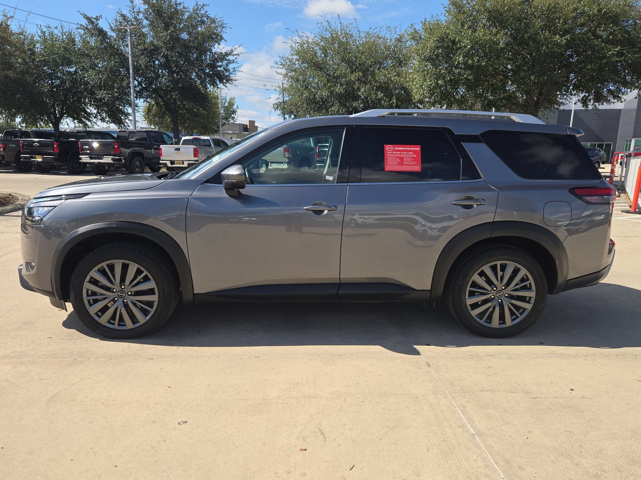 2025 Nissan Pathfinder SL