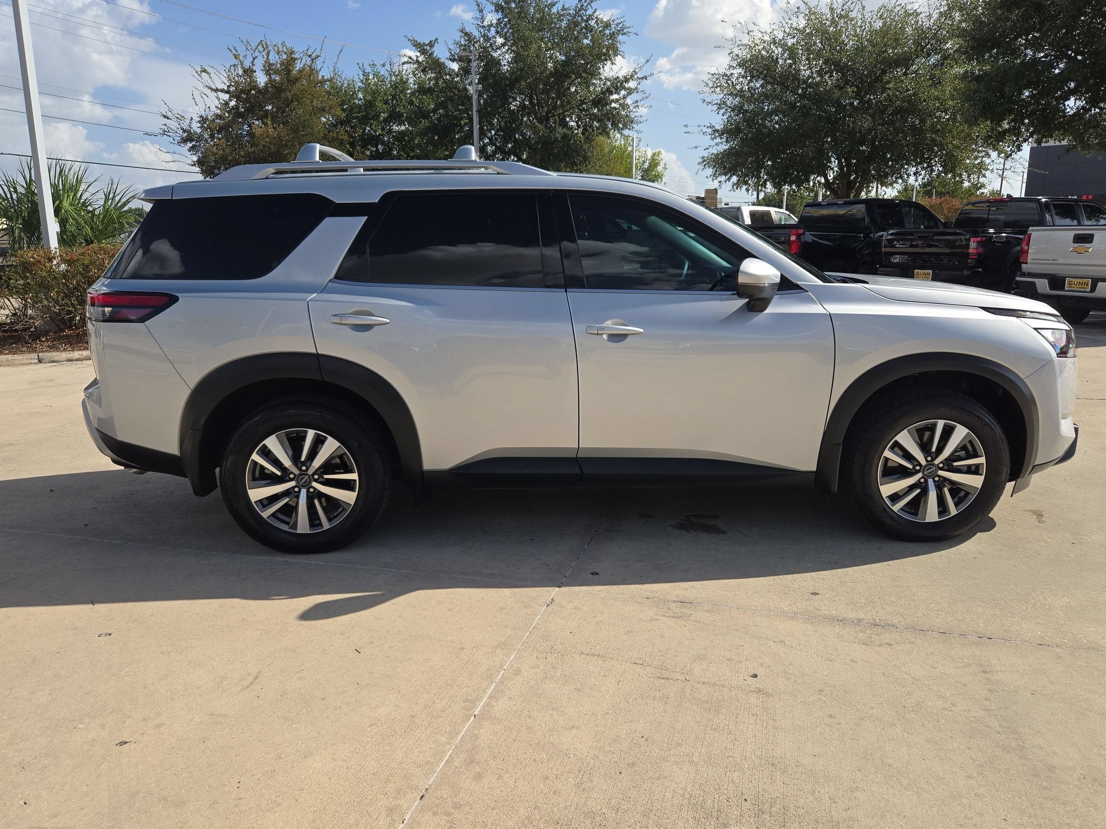 2025 Nissan Pathfinder SL