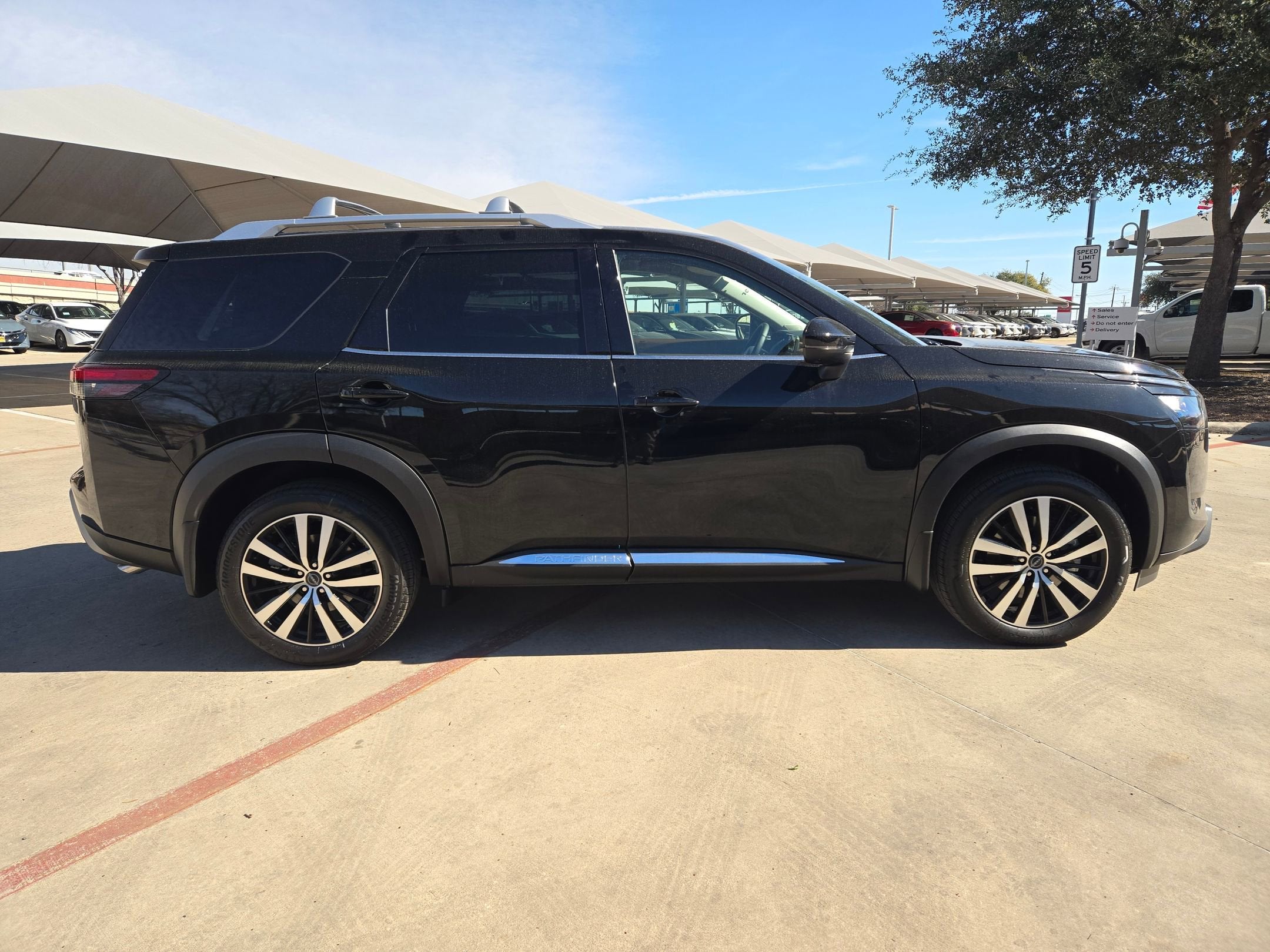 2025 Nissan Pathfinder Platinum